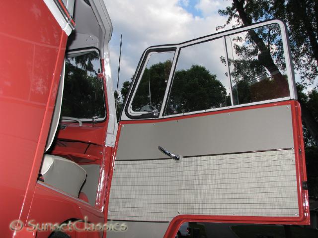 1961-23-window-bus-250.jpg