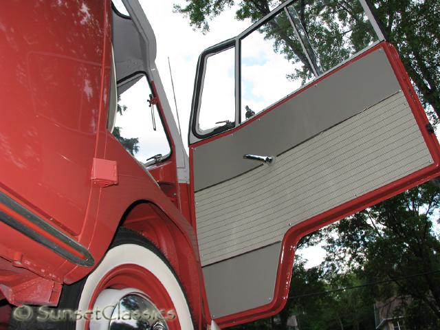 1961-23-window-bus-251.jpg