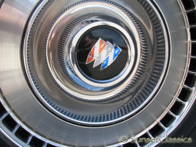 1966-buick-electra-225-convertible-hubcap.jpg